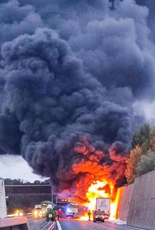 ROSS Gestione di incendio su mezzo pesante con carico di pneumatici – A10 Savona-Ventimiglia